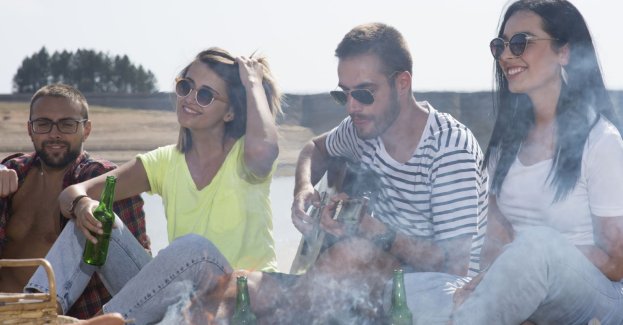 Okres letni i wakacje oraz związane z tym dużo wolnego czasu często wiąże się z eksperymentowaniem przez dzieci i młodzież z różnymi substancjami psychoaktywnymi, w tym alkoholem i środkami odurzającymi, a także tzw. nowymi narkotykami. Sprzyja temu mniejsza kontrola osób dorosłych, większa swoboda młodych ludzi, a także często negatywny wpływ grupy rówieśniczej. Podczas spędzania wolnego czasu, ale i na co dzień… niech kręci nas bezpieczne życie bez uzależnień!